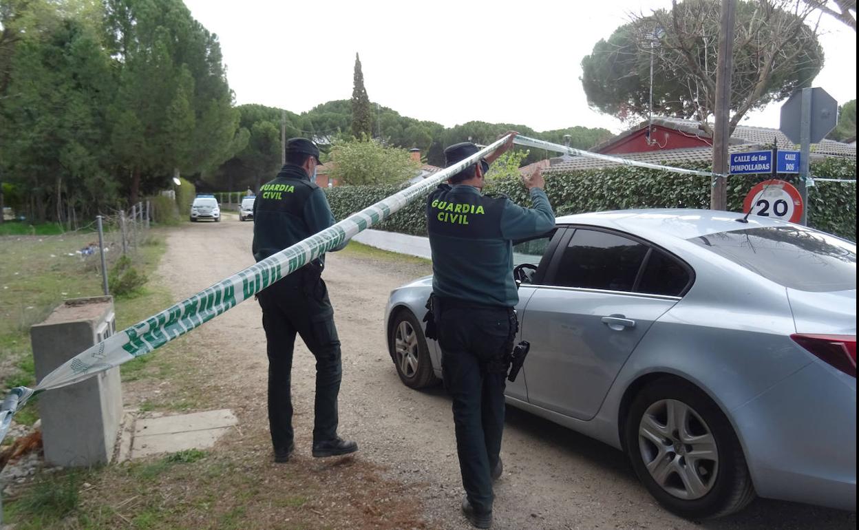 Control de acceso de la Guardia Civil durante el registro del chalé de Óscar en El Romeral.