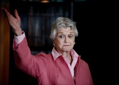 Imagen secundaria 1 - Angela Lansbury en la película la bruja novata; presentando en Sydney la obra de teatro «Paseando a Miss Daisy» y en la popular serie de televisión 'Se ha escrito un crimen'.