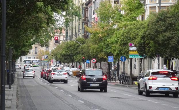 Los tres carriles de circulación de la calle Miguel Íscar hacia Zorrilla. 