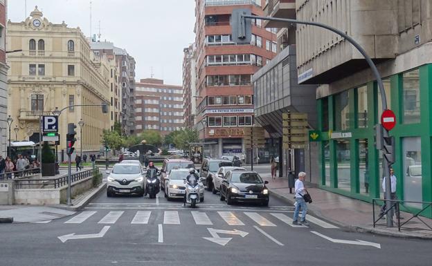 Marcas viales en la salida de la plaza de Madrid hacia Miguel Íscar, Duque de la Victoria o la plaza de España. 