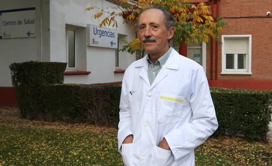 El doctor José Donis Domeneque, en su centro de salud ubicado en San Telmo. 