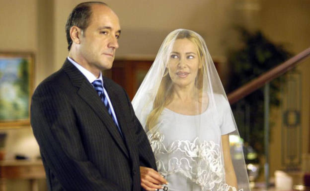 Roberto Álvarez con Ana García Obregón en una escena de 'Ana y los siete'. 
