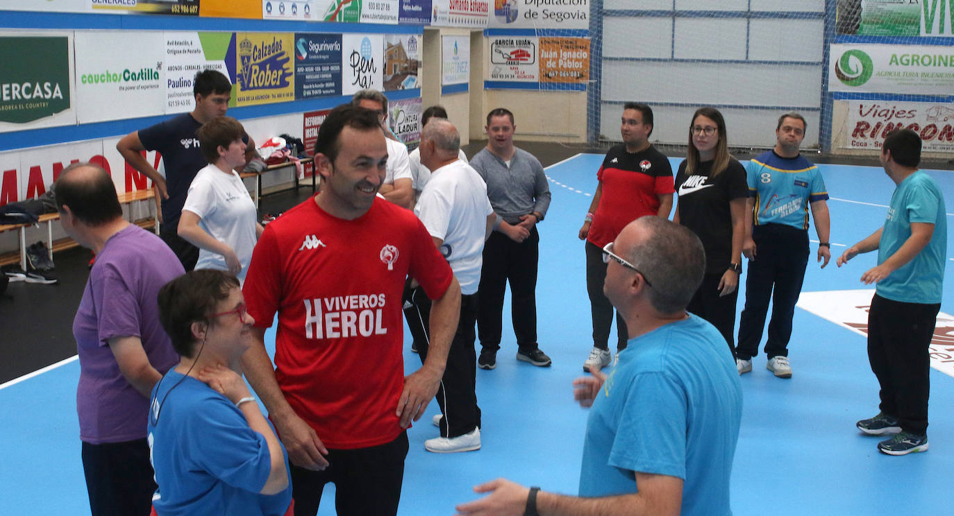 Entrenamiento del Balonmano Nava con miembros de la Fundación Personas 