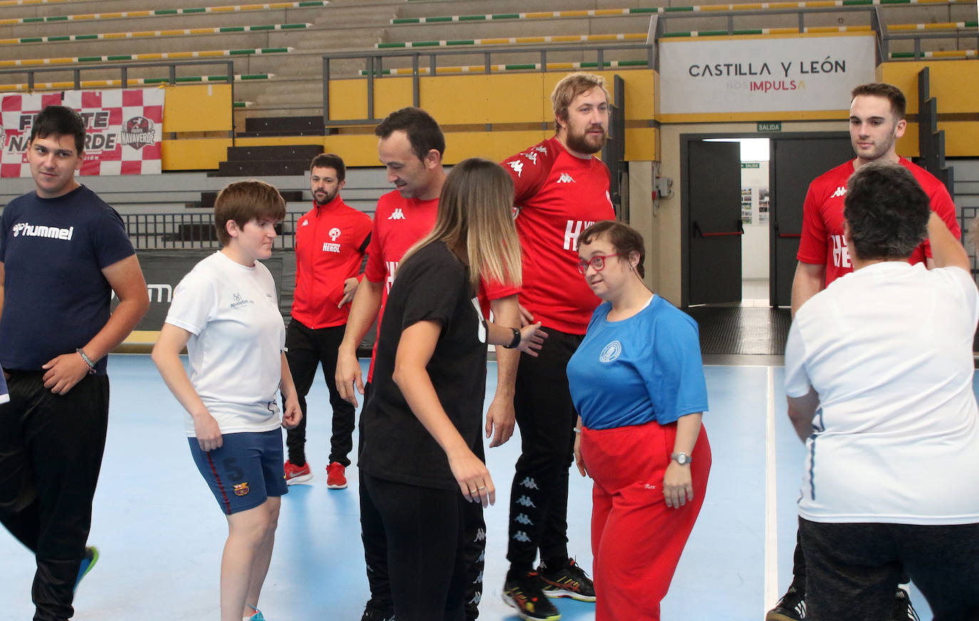 Entrenamiento del Balonmano Nava con miembros de la Fundación Personas 