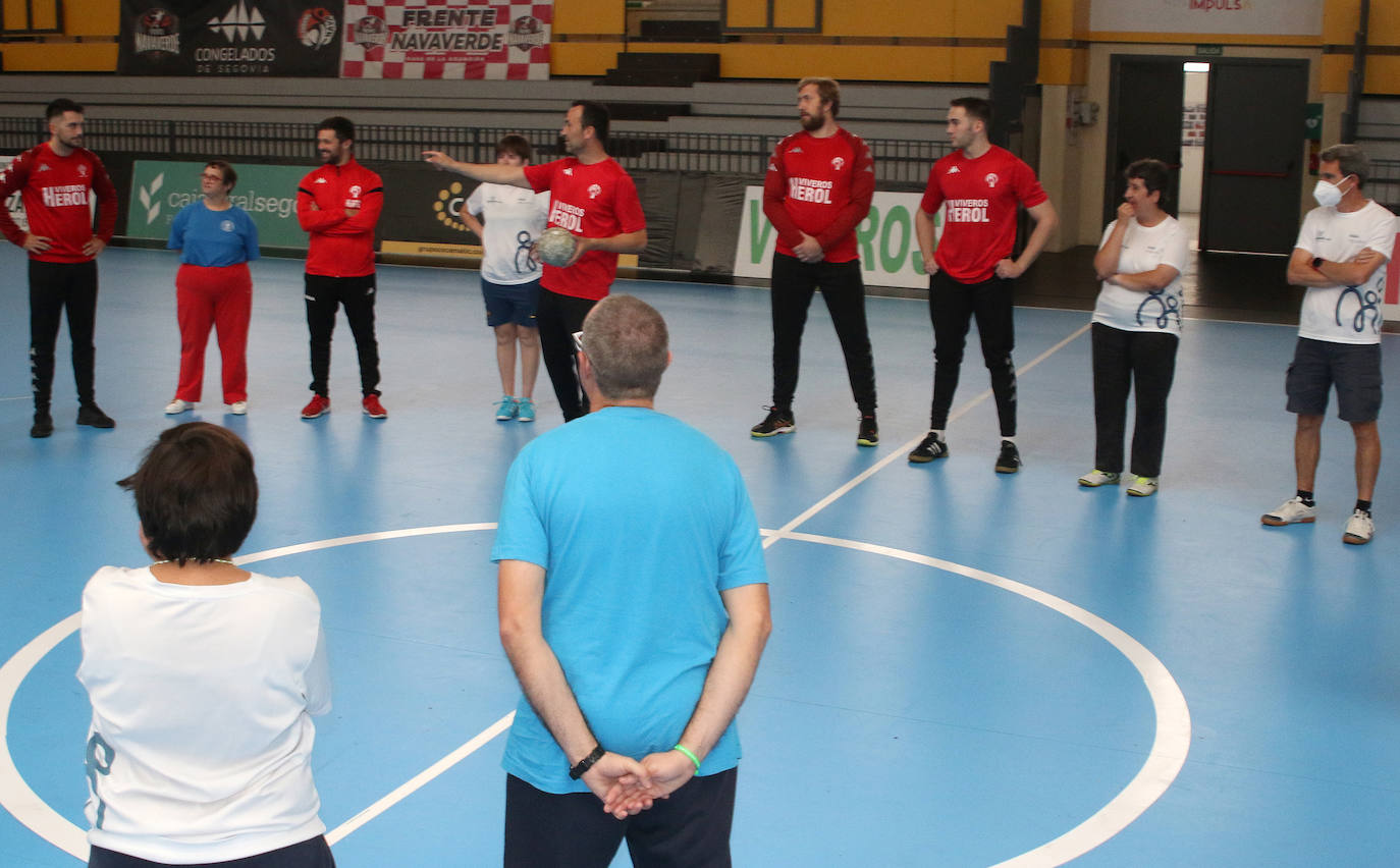 Entrenamiento del Balonmano Nava con miembros de la Fundación Personas 