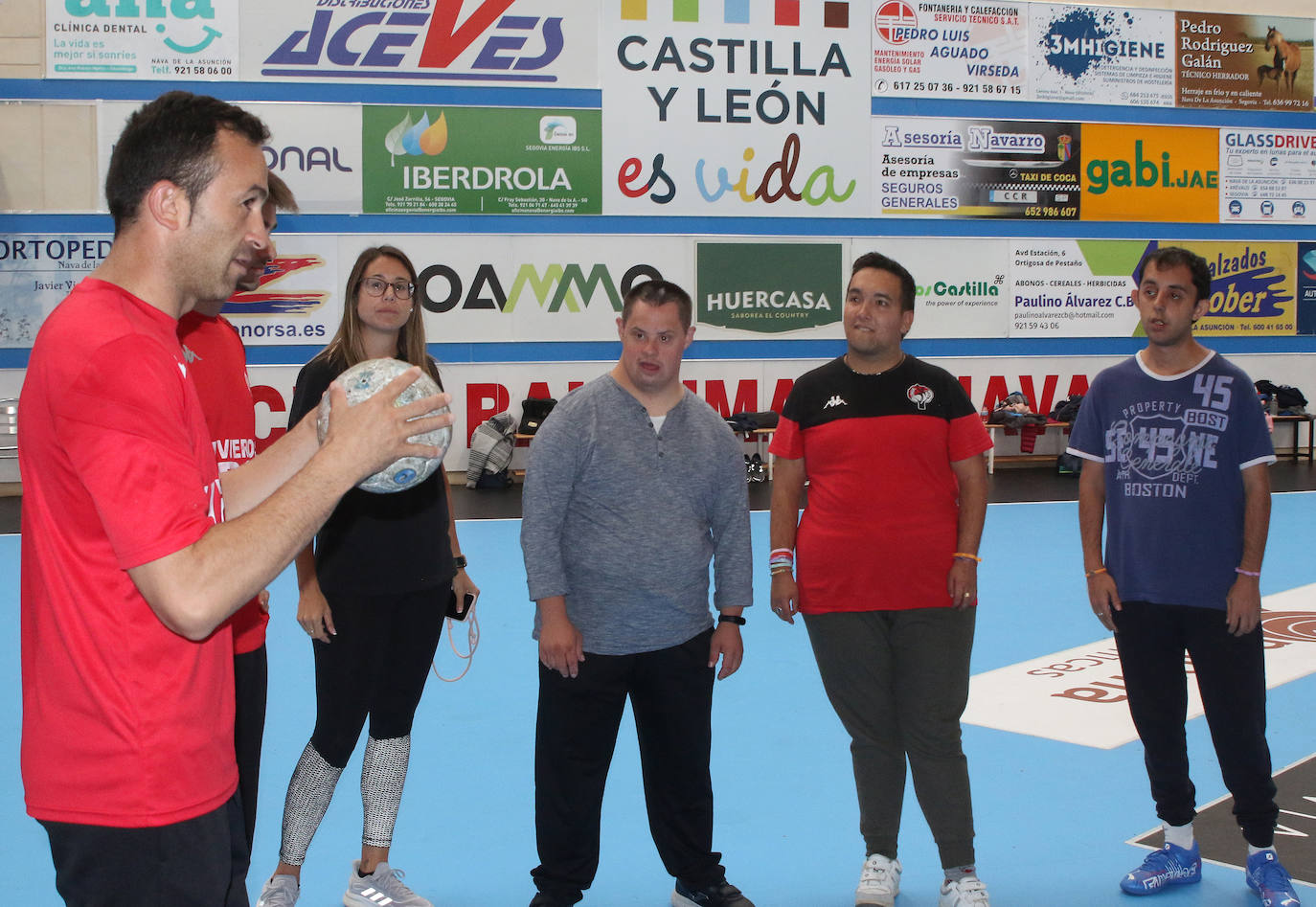 Entrenamiento del Balonmano Nava con miembros de la Fundación Personas 