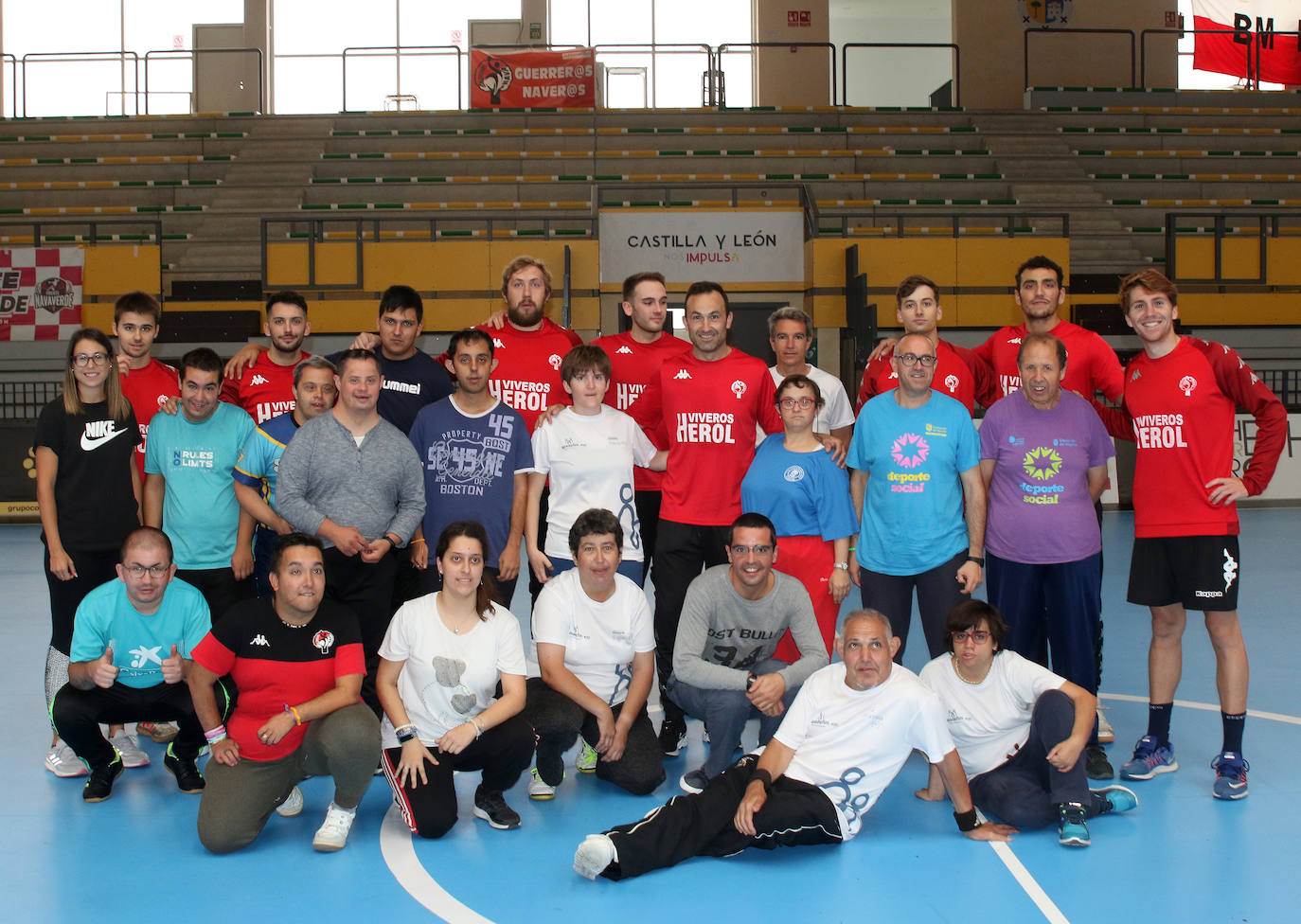 Entrenamiento del Balonmano Nava con miembros de la Fundación Personas 