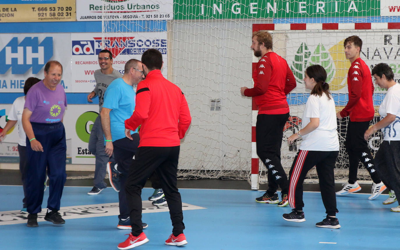 Entrenamiento del Balonmano Nava con miembros de la Fundación Personas 