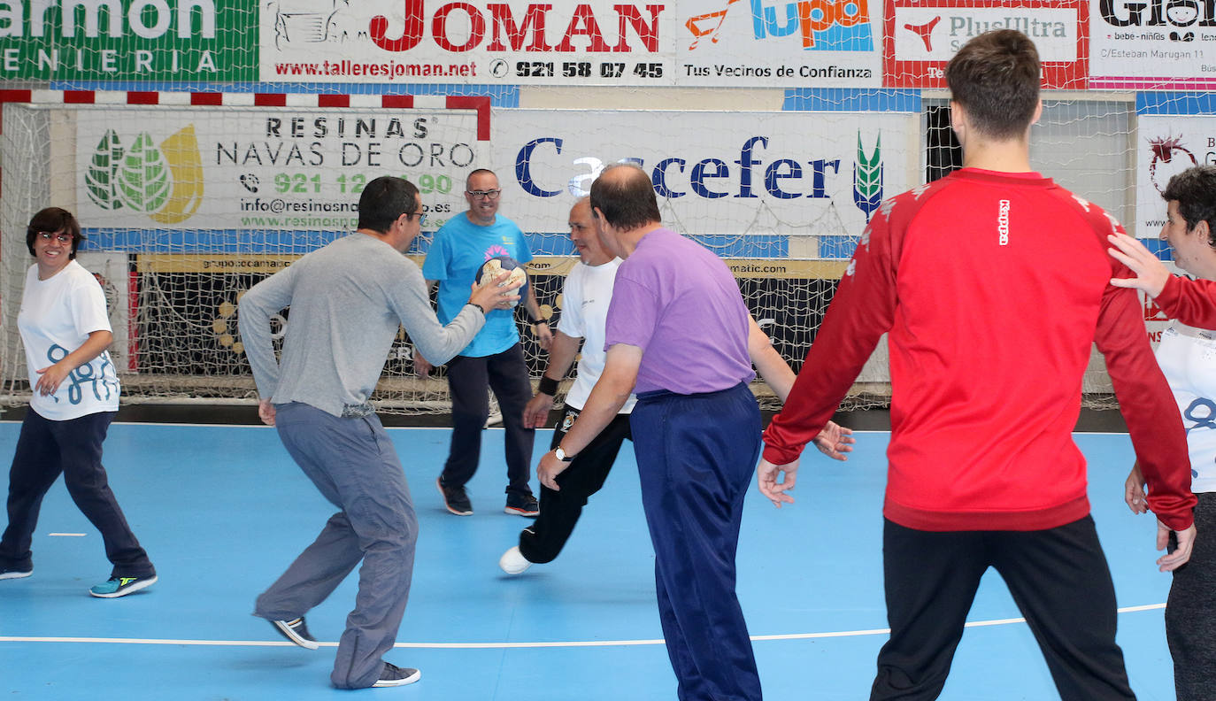 Entrenamiento del Balonmano Nava con miembros de la Fundación Personas 