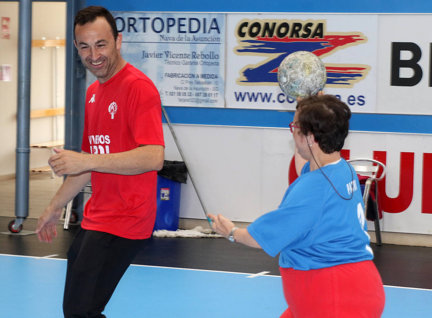 Entrenamiento del Balonmano Nava con miembros de la Fundación Personas 