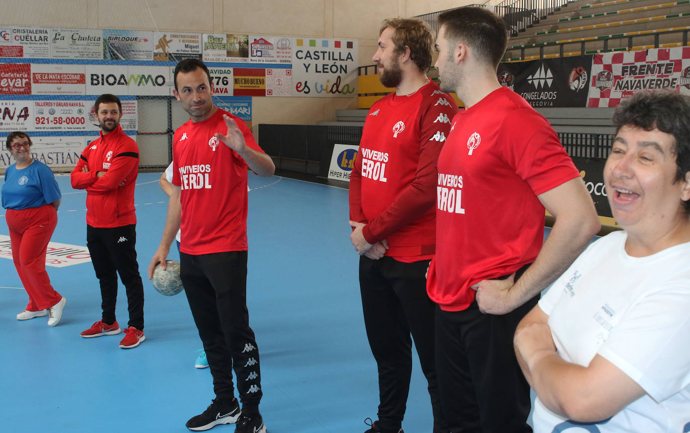 Entrenamiento del Balonmano Nava con miembros de la Fundación Personas 