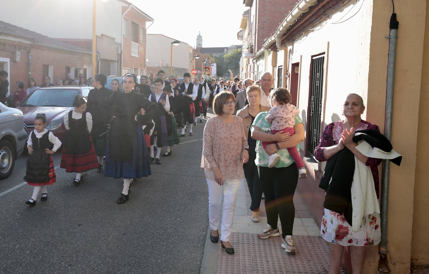 Fotos: El barrio de La Pilarica de Valladolid procesiona a su Virgen en el día del Pilar