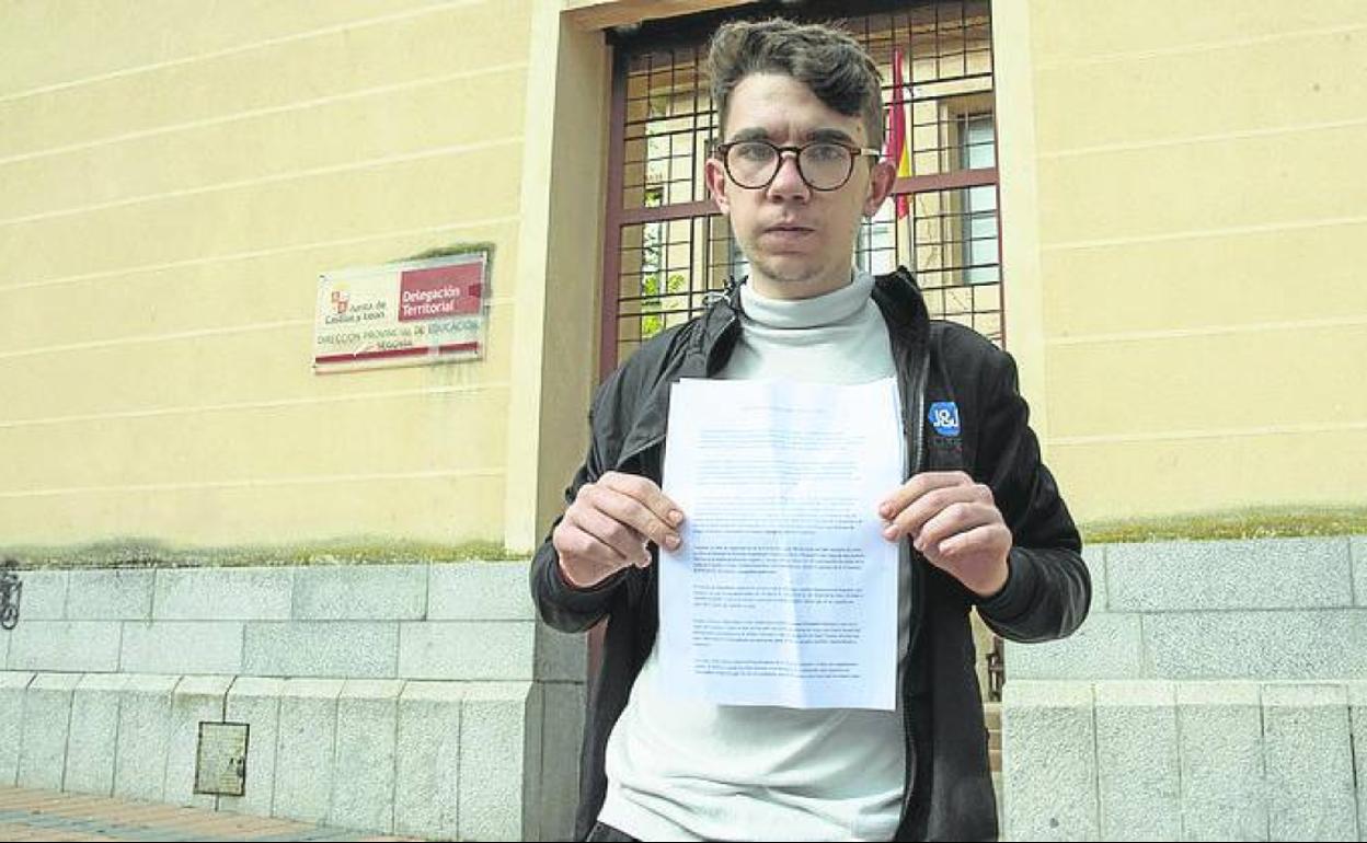 Daniel Mendoza, del Frente de Estudiantes, muestra el manifiesto. 