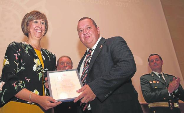 Óscar de la Fuente Álvarez recibe una distinción de agradecimiento por su cooperación con las Fuerzas y Cuerpos de Seguridad del Estado en Segovia.