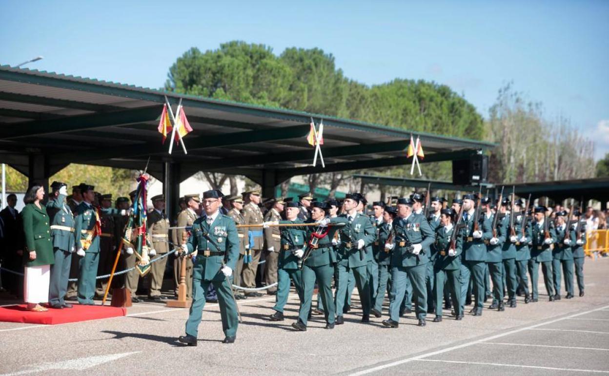 Desfile de la Guardia Civil en la Comandancia con motivo de la festividad.