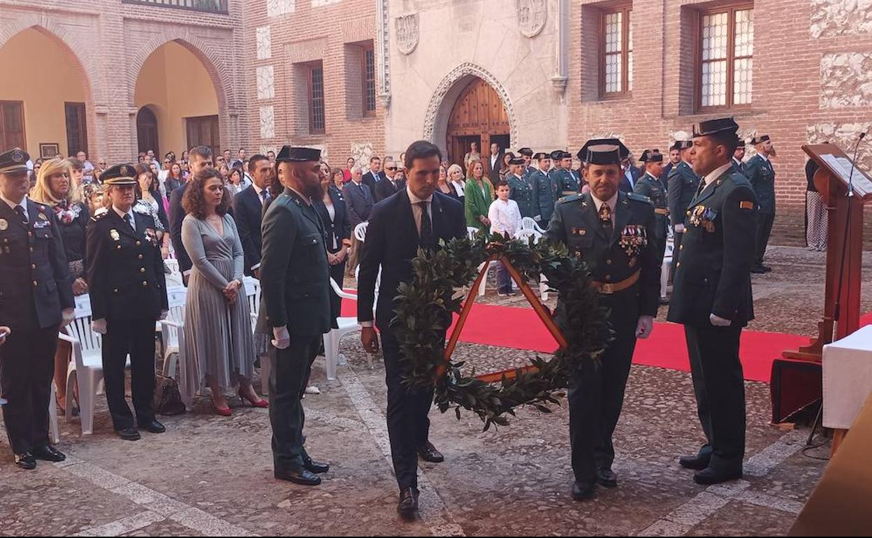 Momento de la conmemoración de los caídos en el interior del Castillo de la Mota. 