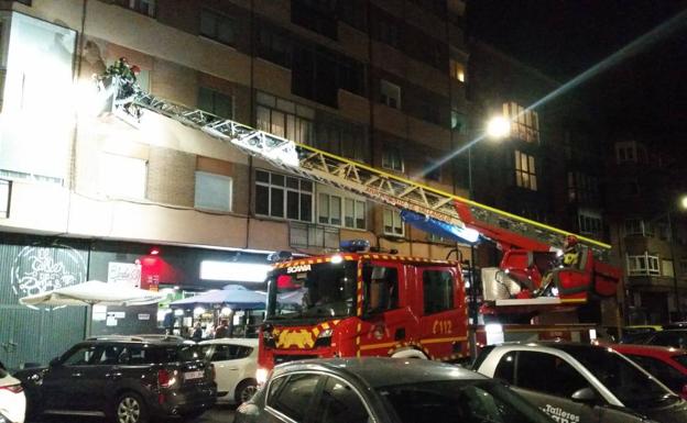 Bomberos inspeccionando el edificio de La Rondilla