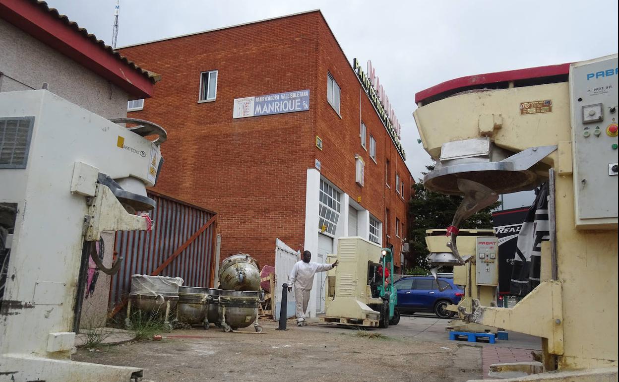 Los operarios retiran la maquinaria de la antigua planta de la panificadora Manrique. 