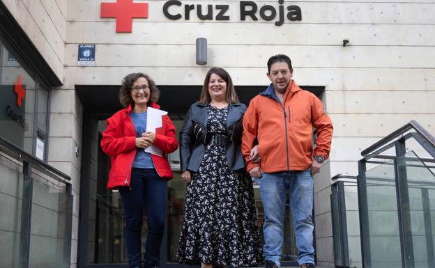 Mónica Monge (izquierda) y los padres acogedores María Jesús Carrera y Celso García. 