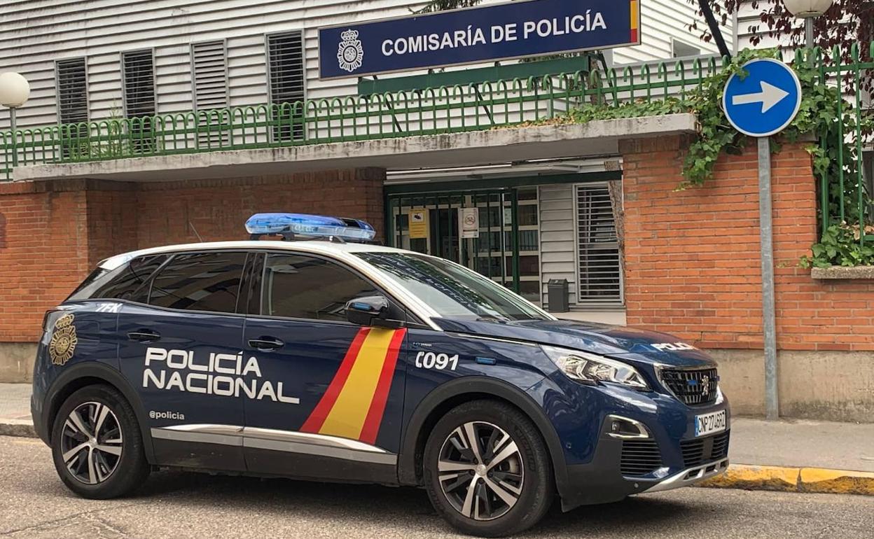 Un coche policial a las puertas de la Comisaría de Delicias