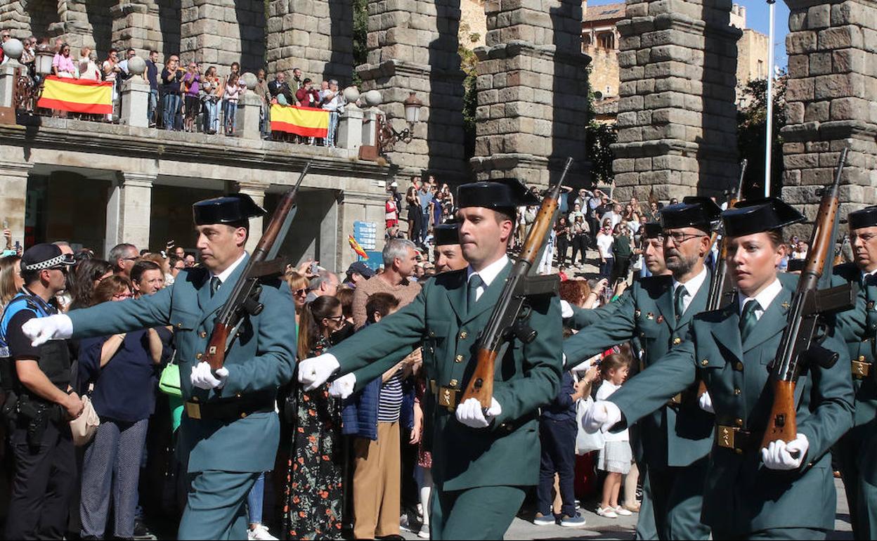 Guardias civiles desfilan en el Azoguejo de Segovia, este miércoles, por la festividad del Pilar. 