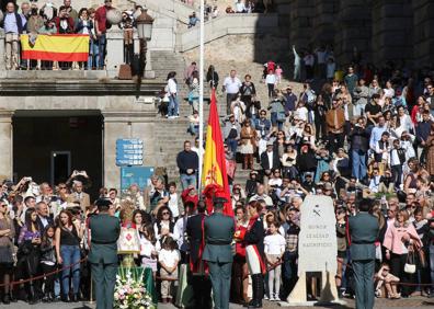 Imagen secundaria 1 - Arriba, unidades motorizadas en el desfile de este miércoles,. Abajo, a la izquierda, izado de la bandera al inicio del acto, a la derecha, entrega del reconocimiento de Amigo de la Guardia Civil al coronel jefe de la Base Mixta. 