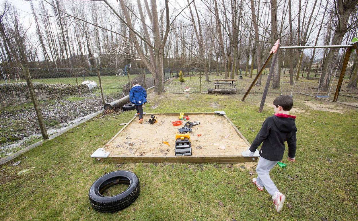 Dos niños juegan en el parque de Miño de San Esteban, un pequeño pueblo de Soria. 