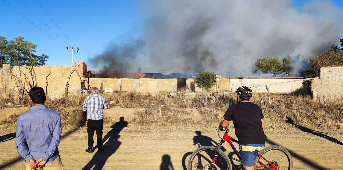 Fotos: Se incendian cuatro naves okupadas en el Camino Palomares de Valladolid