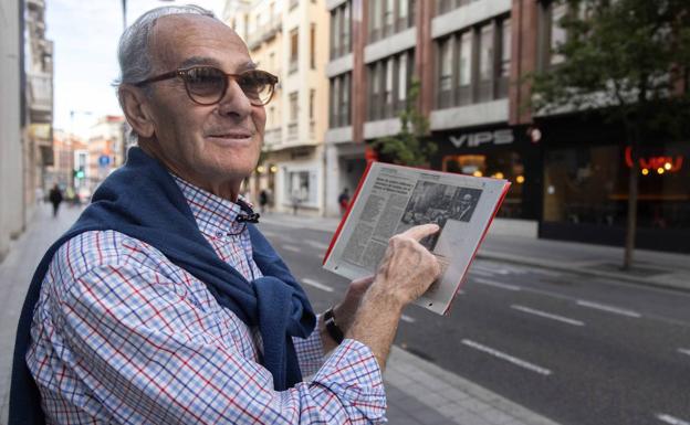 José Antonio Robles, con el recorte de prensa del día del atraco en 1987, enfrente de la fachada de lo que fue el Banco Central. 