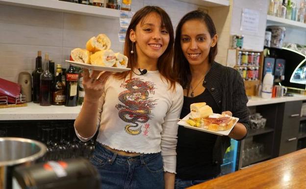 Fátima Muntuny y Laura Carpintero, camareras del bar Albatros y su gran variedad de pinchos gratis 