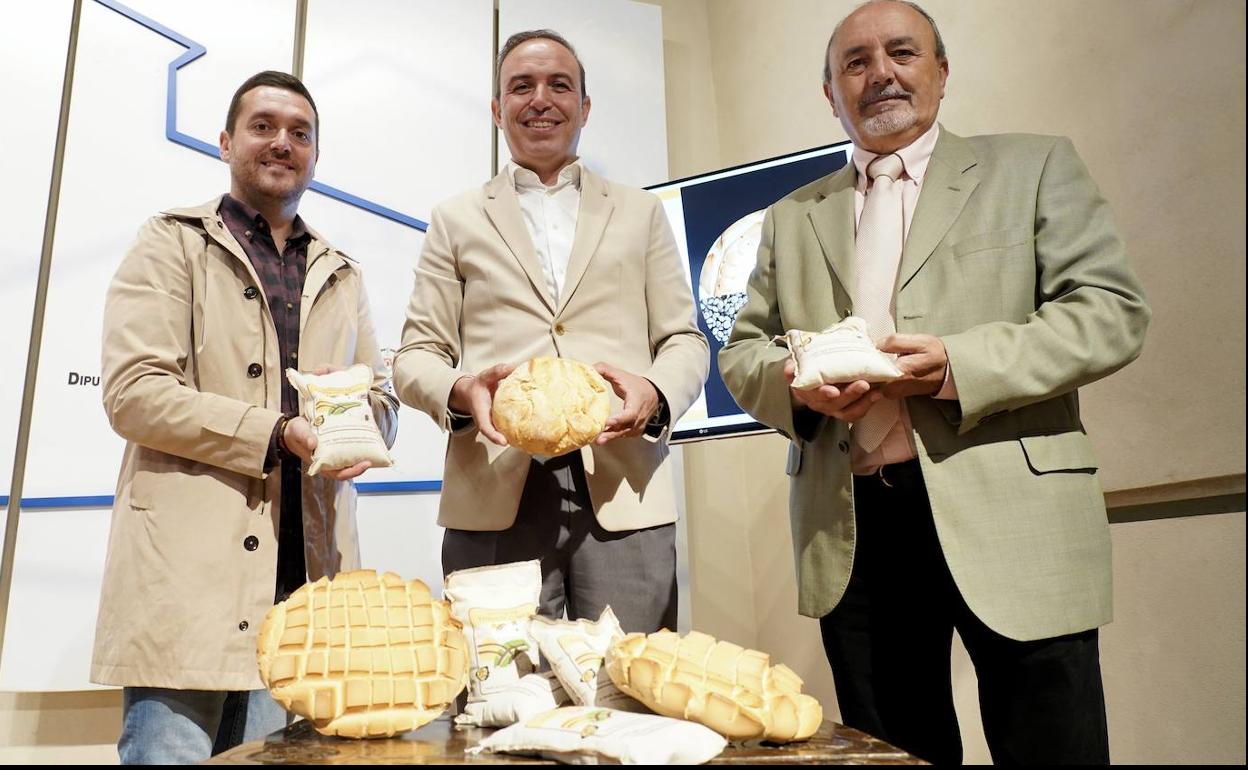 El vicepresidente de la Diputación de Valladolid, Víctor Alonso, en el cenntro, acompañado del alcalde de Mayorga, Alberto Magdaleno y del presidente de la IGP Lenteja Tierra de Campos, José Andrés García. 