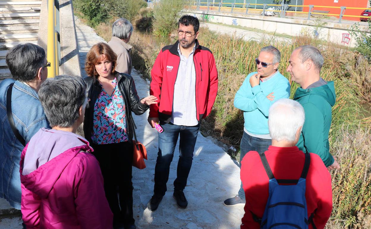 Los concejales María Sánchez y Alberto Bustos, con varios vecinos durante la visita al cauce de La Esgueva.