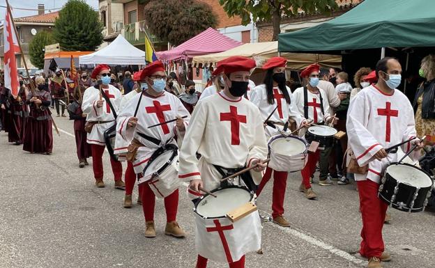 Desfile que precede a la llegada de Carlos V a Valdestillas, en la recreación de 2021.