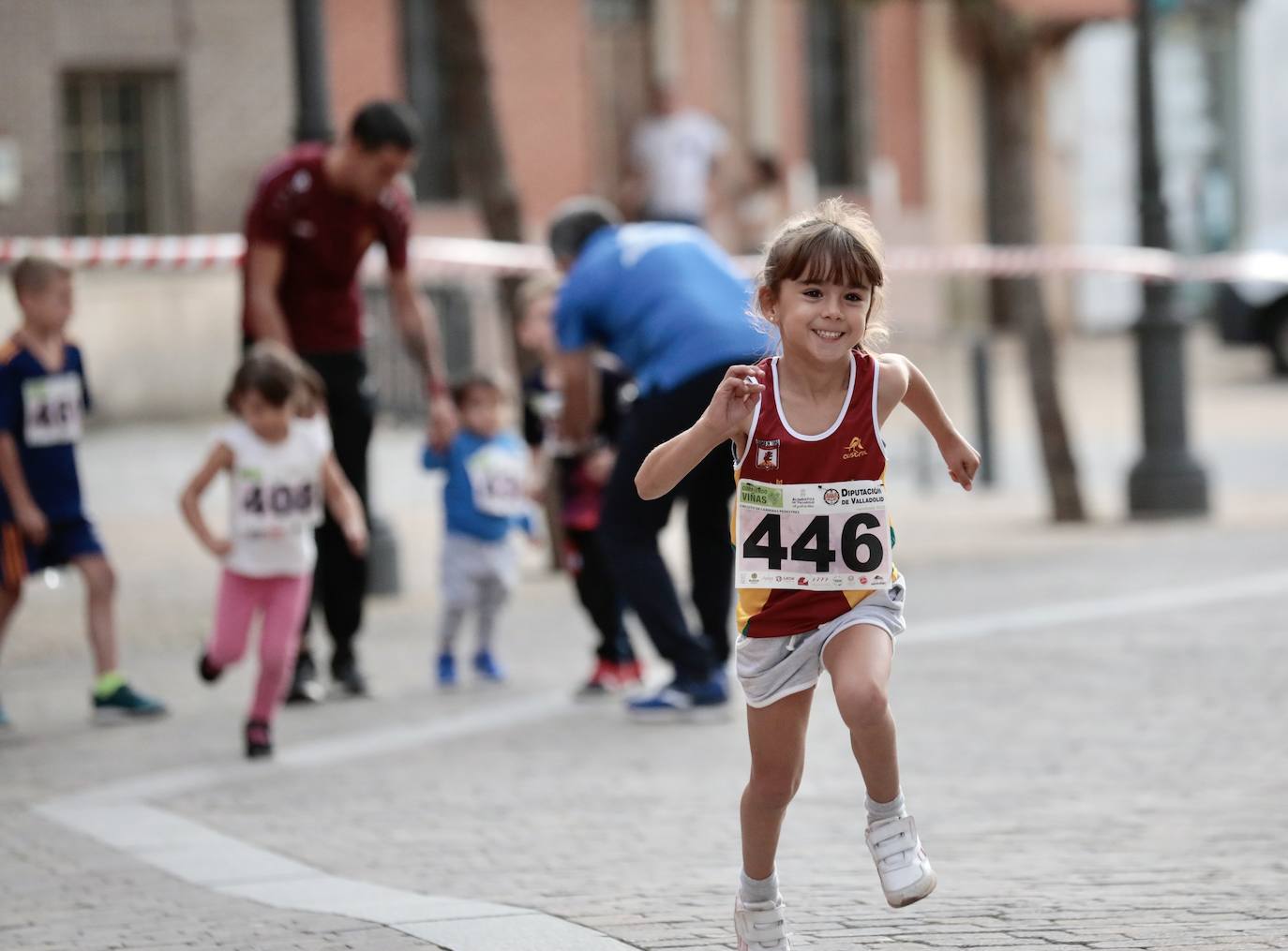 Fotos: Centenares de corredores participan en la segunda etapa del circuito Corriendo Entre Viñas en Cigales