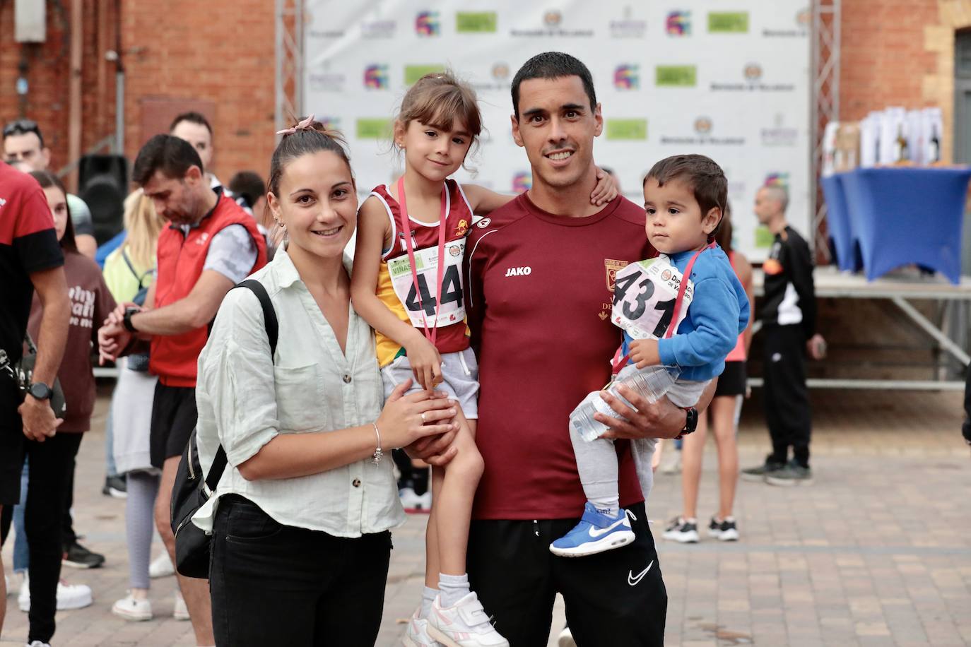 Fotos: Centenares de corredores participan en la segunda etapa del circuito Corriendo Entre Viñas en Cigales