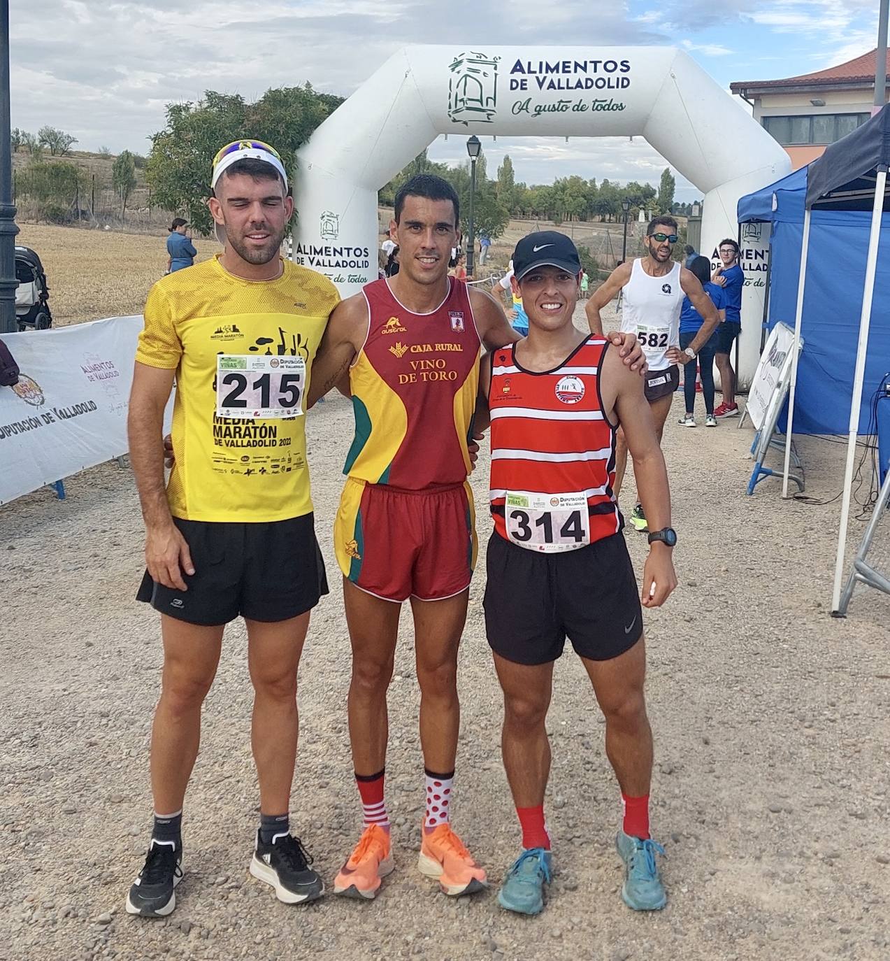 Fotos: Centenares de corredores participan en la segunda etapa del circuito Corriendo Entre Viñas en Cigales