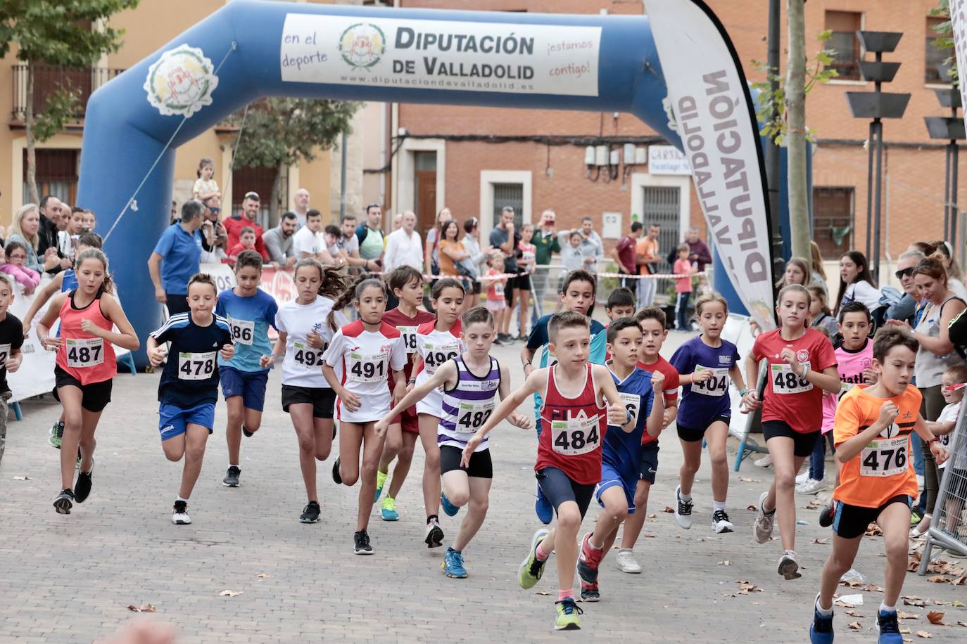 Fotos: Centenares de corredores participan en la segunda etapa del circuito Corriendo Entre Viñas en Cigales