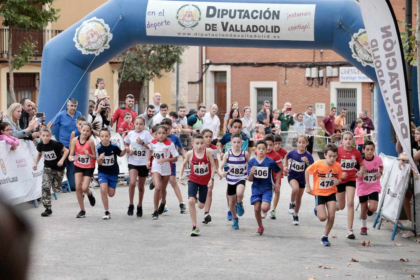 Fotos: Centenares de corredores participan en la segunda etapa del circuito Corriendo Entre Viñas en Cigales