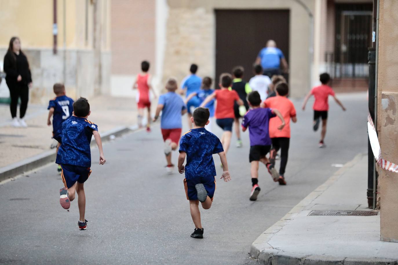 Fotos: Centenares de corredores participan en la segunda etapa del circuito Corriendo Entre Viñas en Cigales