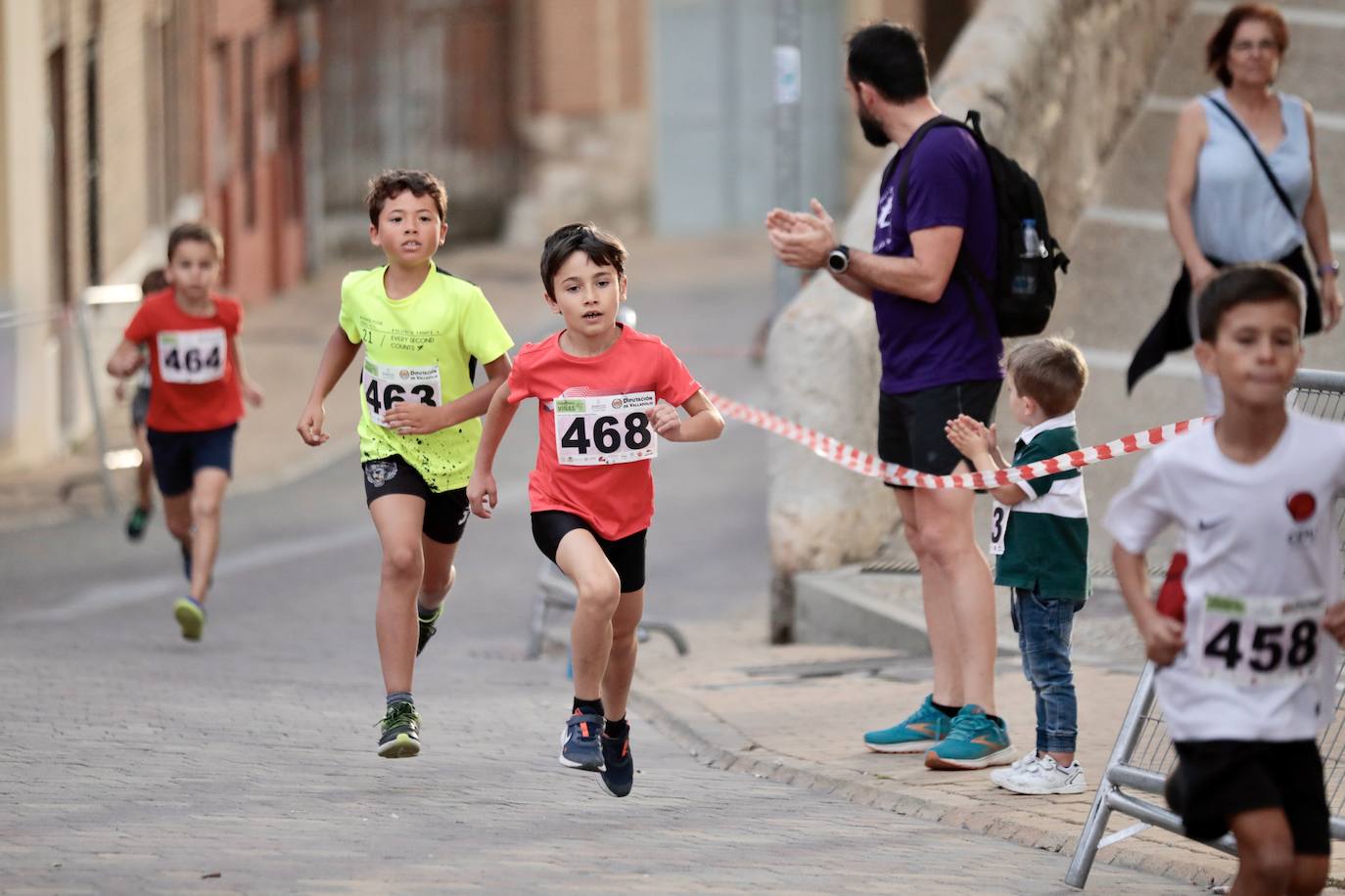 Fotos: Centenares de corredores participan en la segunda etapa del circuito Corriendo Entre Viñas en Cigales