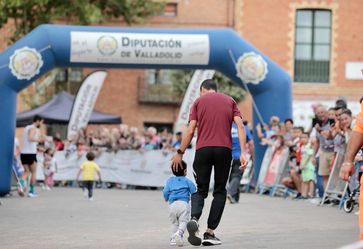 Fotos: Centenares de corredores participan en la segunda etapa del circuito Corriendo Entre Viñas en Cigales