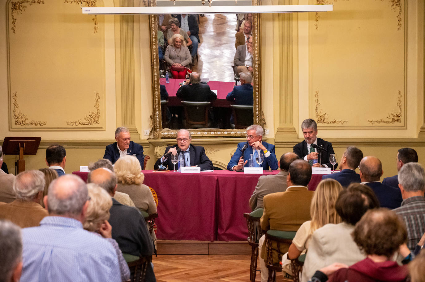 Fotos: El Casino de Palencia recibe al excoronel jefe de la UCO Manuel Sánchez Corbí