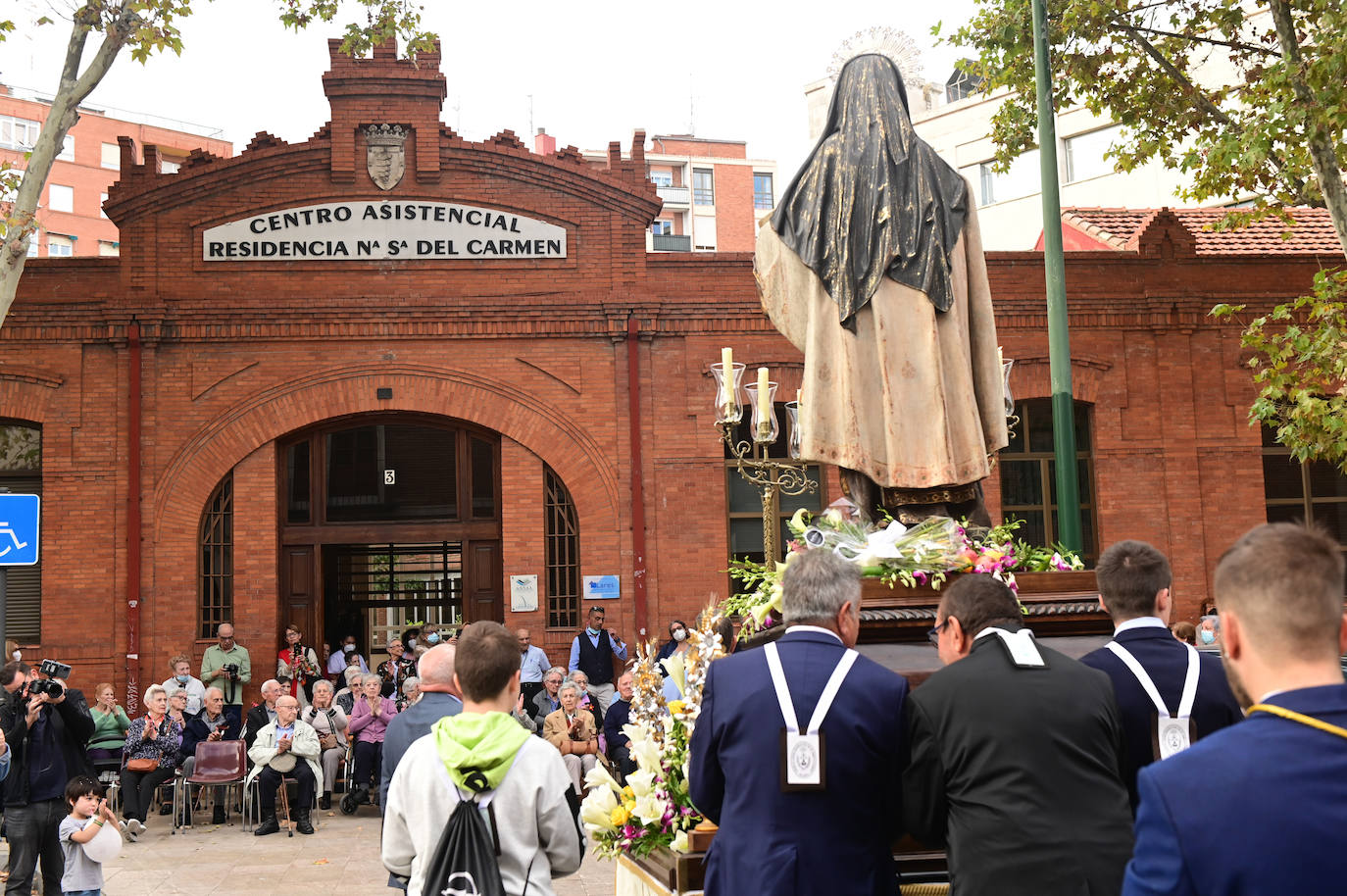 Fotos: Santa Teresa procesiona en Valladolid por el cuarto centenario de su coronación