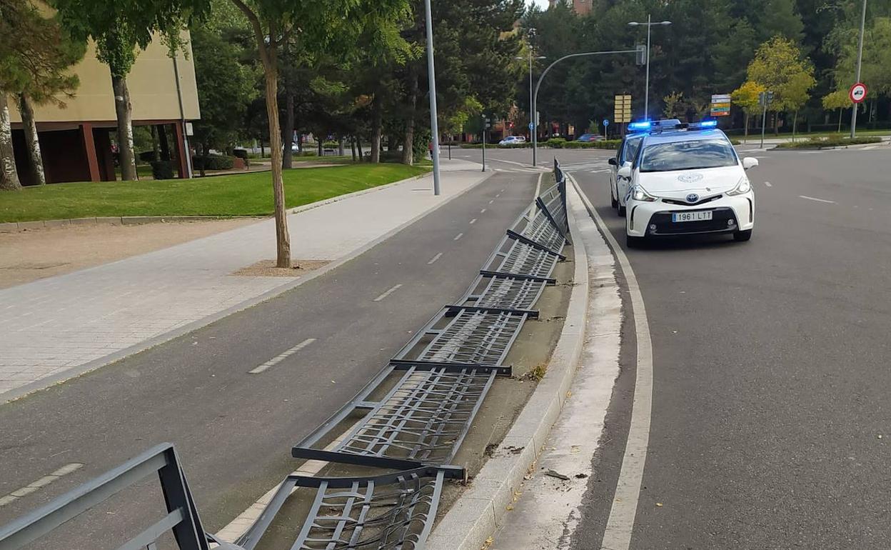 Valla metálica arrancada de la mediana tras colisionar el vehículo cuyo conductor dio positivo en alcoholemia. 