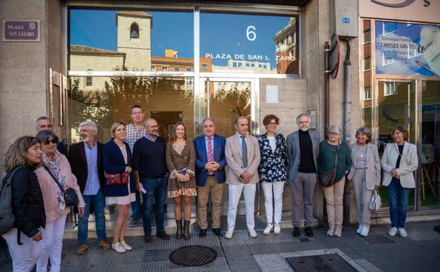 Representantes institucionales y de la familia del arquitecto Luis Carlón, ante el edificio distinguido.