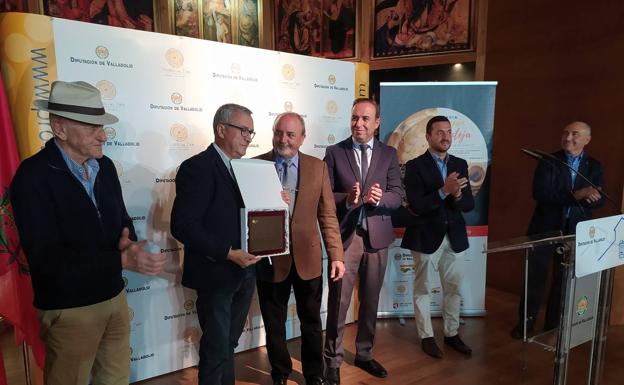 Javier Alonso Ponga recibe una placa durante el homenaje. 