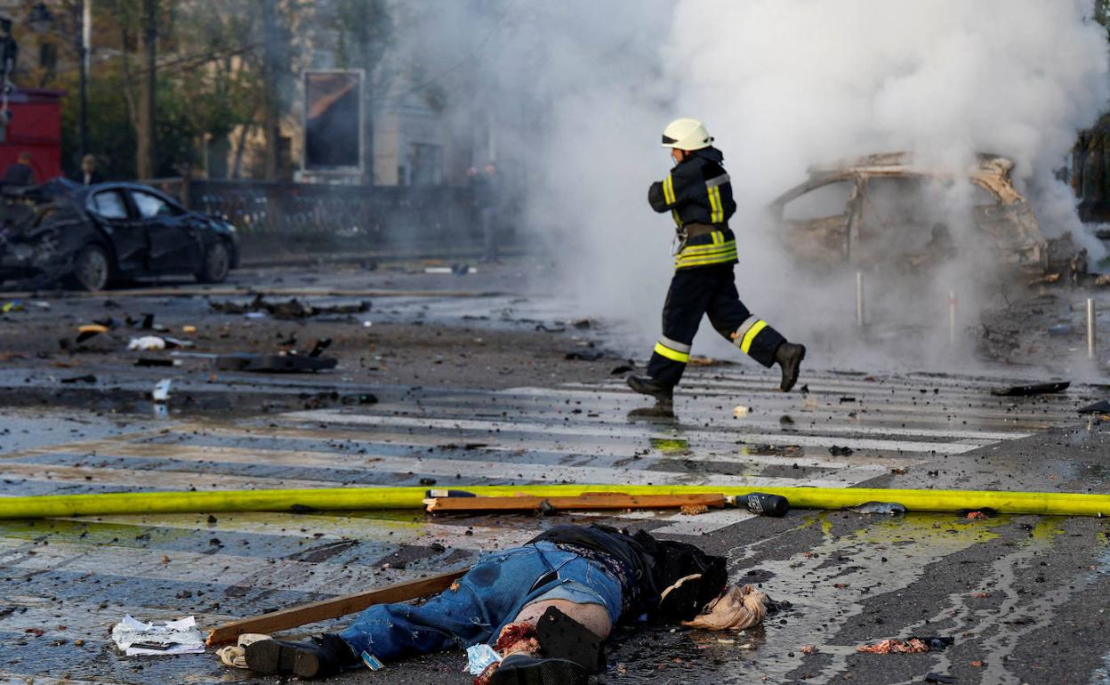 Un cadáver en una calle de Kyiv tras un ataque ruso con misiles. 