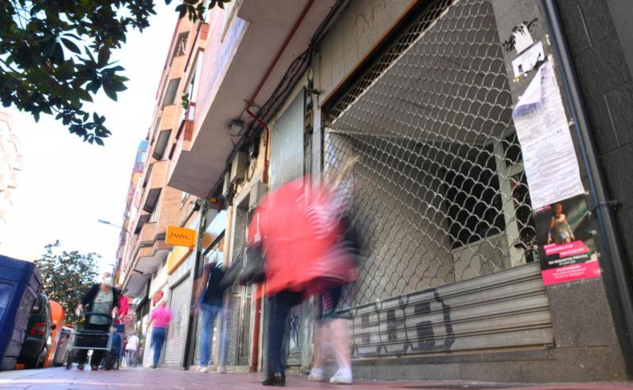 Comercios cerrados y locales vacíos en la avenida de Segovia de Valladolid.