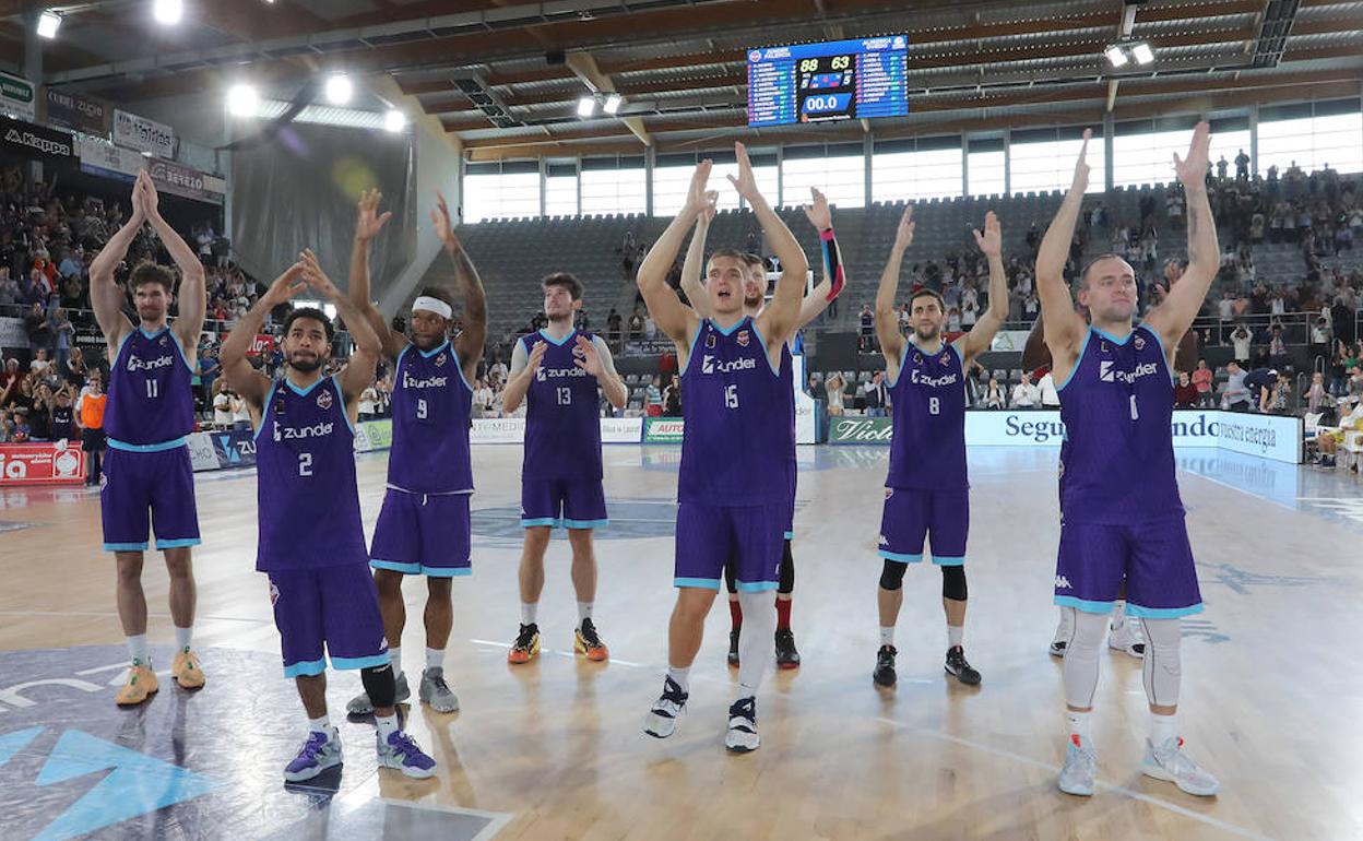 La plantilla del Zunder Palencia celebra el triunfo con la afición local. 