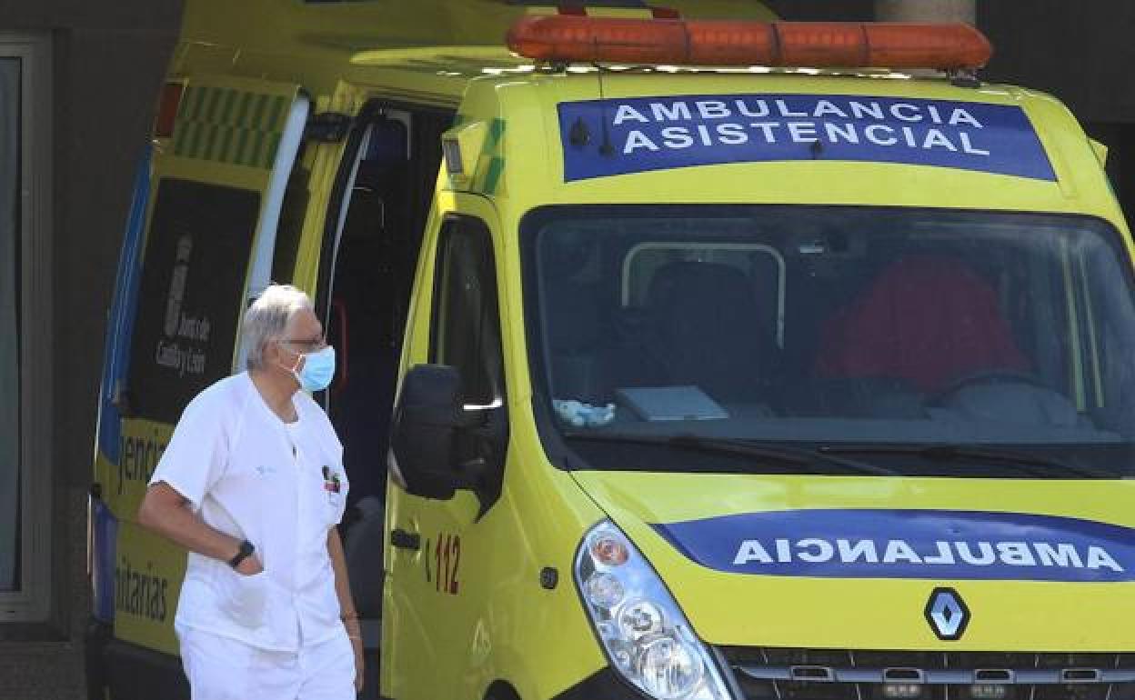 Ambulancia medicalizada a su llegada al Hospital de Segovia. 